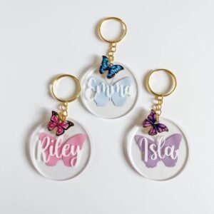 Gantungan kunci akrilik custom nama bentuk kupu-kupu warna pastel dengan charm gantung 3D lucu dan elegan