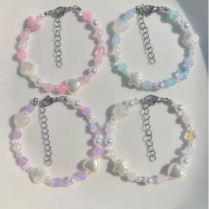 gelang manik pastel dengan charm berbentuk hati, bintang, dan kerang – aksesoris handmade kekinian