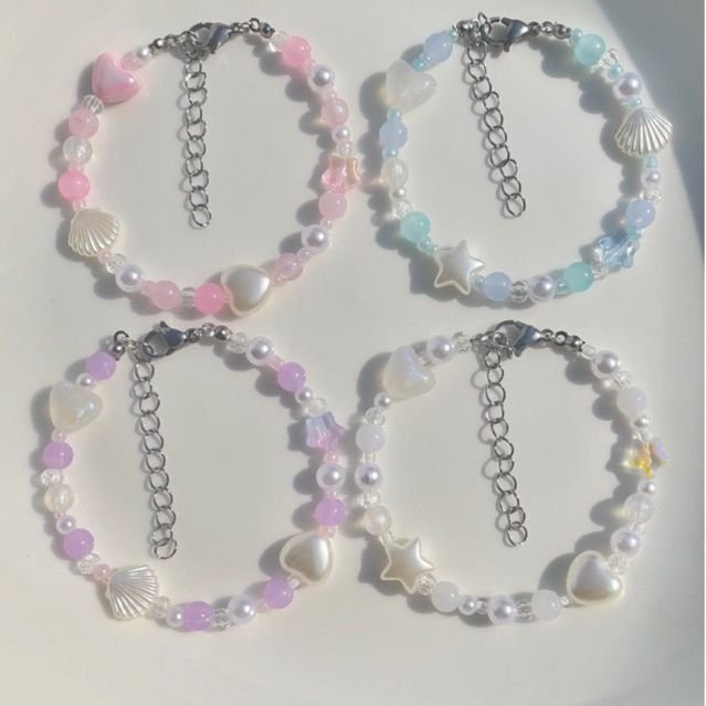 gelang manik pastel dengan charm berbentuk hati, bintang, dan kerang – aksesoris handmade kekinian